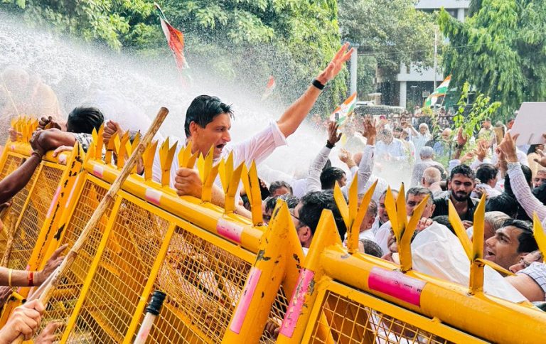 चंडीगढ़ में प्रदर्शन करते कांग्रेस सांसद दीपेंद्र हुड्डा एवं कार्यकर्ता