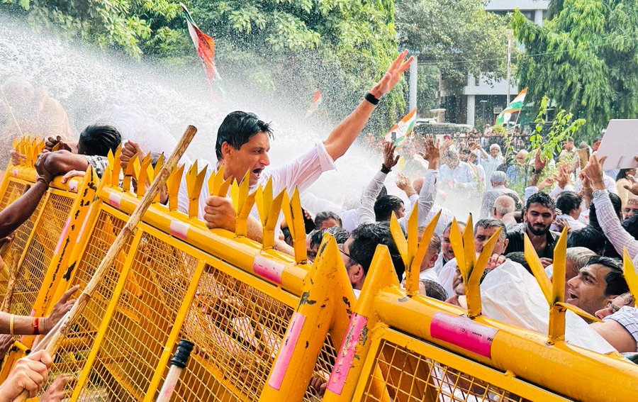 चंडीगढ़ में प्रदर्शन करते कांग्रेस सांसद दीपेंद्र हुड्डा एवं कार्यकर्ता