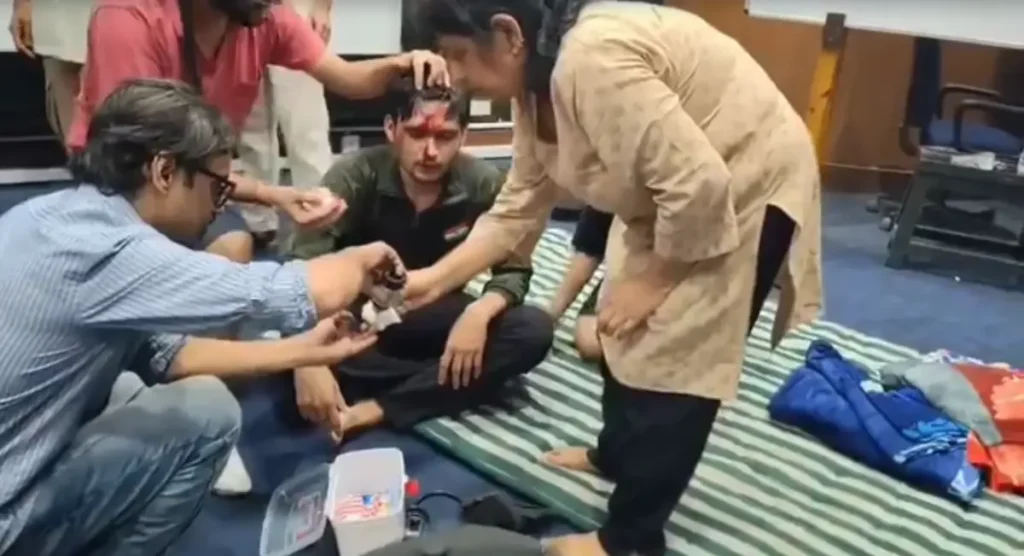 हमले में घायल व्यक्ति को प्राथमिक उपचार देते हुए.फोटोःमकतूूूब