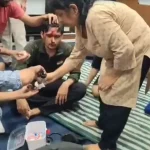 हमले में घायल व्यक्ति को प्राथमिक उपचार देते हुए.फोटोःमकतूूूब