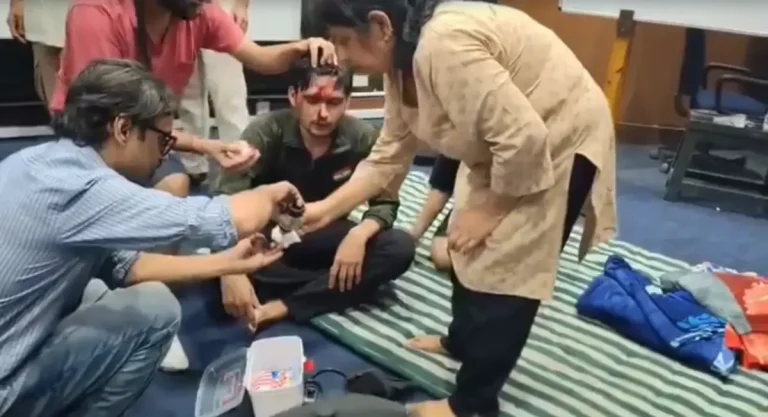 हमले में घायल व्यक्ति को प्राथमिक उपचार देते हुए.फोटोःमकतूूूब