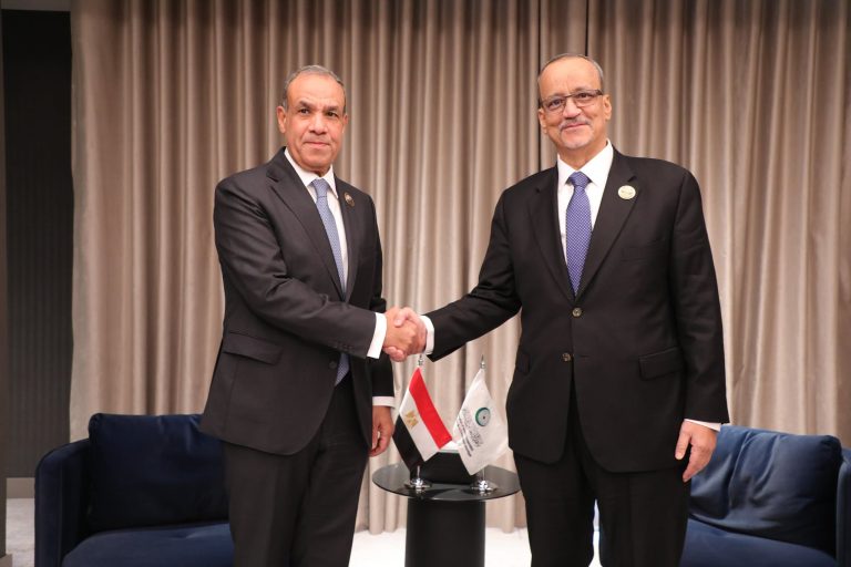 وزير الخارجية المصري بدر عبد العاطي يلتقي الأمين العام لمنظمة التعاون الإسلامي في بغداد.